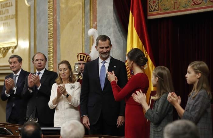 https://www.hola.com/imagenes/realeza/casa_espanola/20200131159469/princesa-leonor-infanta-sofia-apertura-legislatura/0-776-878/felipe-40consti-z.jpg