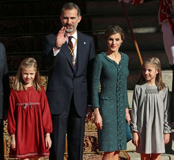 https://www.hola.com/imagenes/realeza/casa_espanola/20200131159469/princesa-leonor-infanta-sofia-apertura-legislatura/0-776-903/familia-cordon-z.jpg