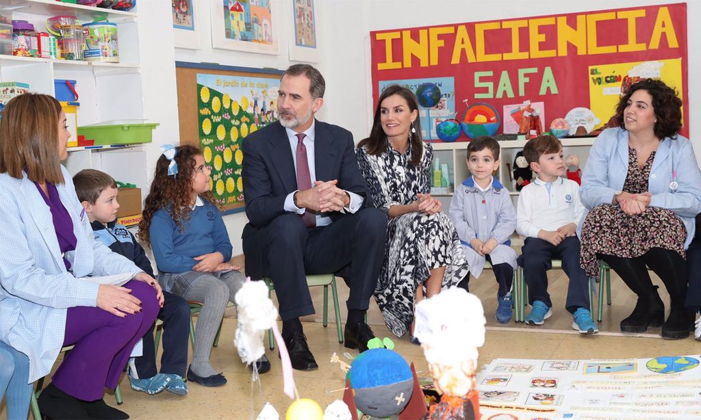 FOTOGALERÍA: Los Reyes se lo pasan como niños en su encuentro con escolares