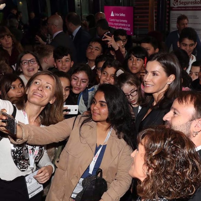 Doña Letizia, reina del 'selfie' con un grupo de adolescentes
