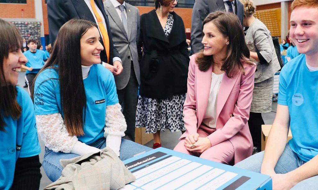 La Reina vuelve a reunirse con jóvenes en un acto de la fundación de la princesa Leonor