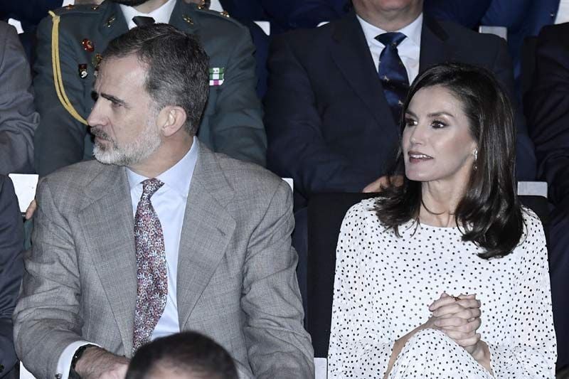 https://www.hola.com/imagenes/realeza/casa_espanola/20200214160598/reyes-felipe-letizia-visita-almonte/0-783-709/reyes-getty-4-z.jpg