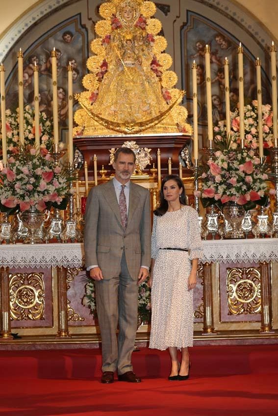 https://www.hola.com/imagenes/realeza/casa_espanola/20200214160598/reyes-felipe-letizia-visita-almonte/0-783-804/virgen-gtres-z.jpg