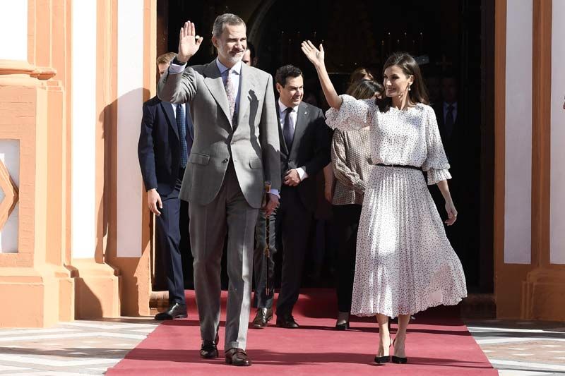 https://www.hola.com/imagenes/realeza/casa_espanola/20200214160598/reyes-felipe-letizia-visita-almonte/0-783-822/saludo-getty-z.jpg