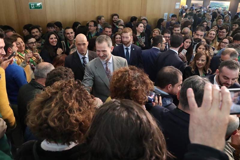 https://www.hola.com/imagenes/realeza/casa_espanola/20200214160692/reye-felipe-letizia-visita-almonte/0-783-921/congreso-redes2-a.jpg