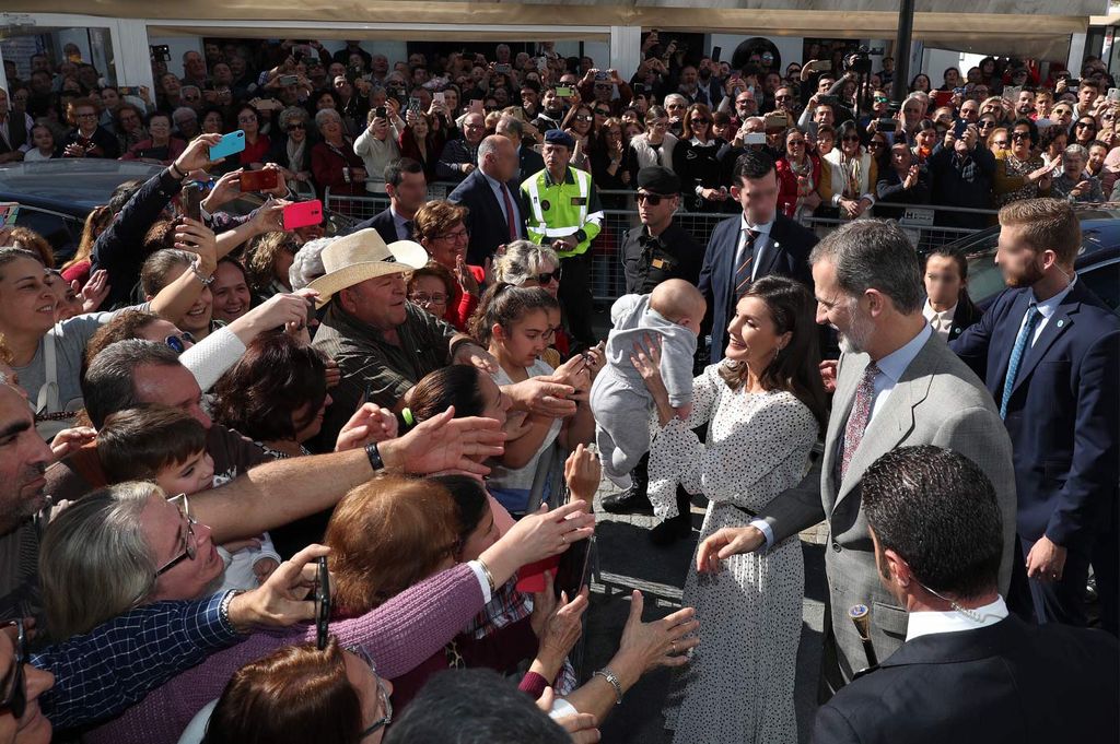 https://www.hola.com/imagenes/realeza/casa_espanola/20200214160692/reye-felipe-letizia-visita-almonte/0-783-923/congreso-redes4-a.jpg