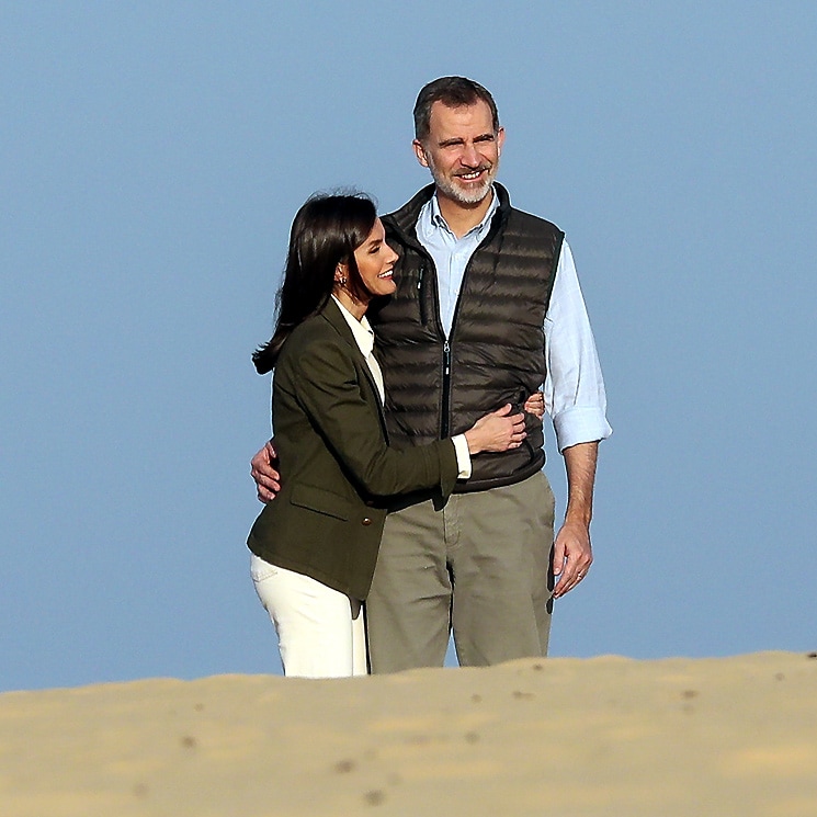 Los Reyes, todo sonrisas y complicidad en su paseo por el Parque Nacional de Doñana