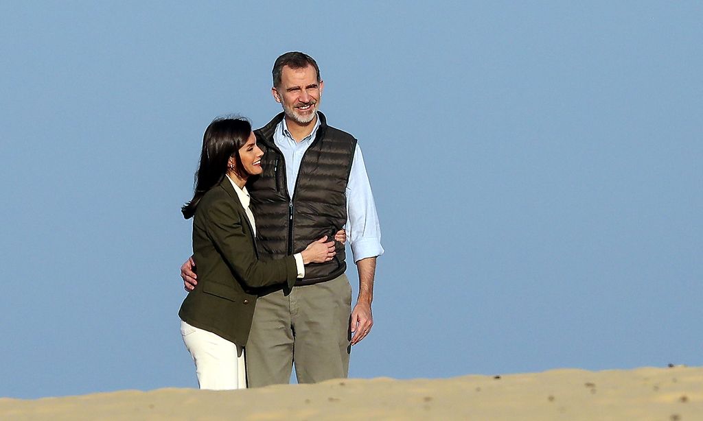 Los Reyes, todo sonrisas y complicidad en su paseo por el Parque Nacional de Doñana