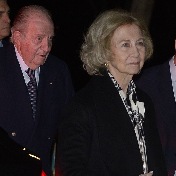 Don Juan Carlos y doña Sofía arropan a la familia de Plácido Arango