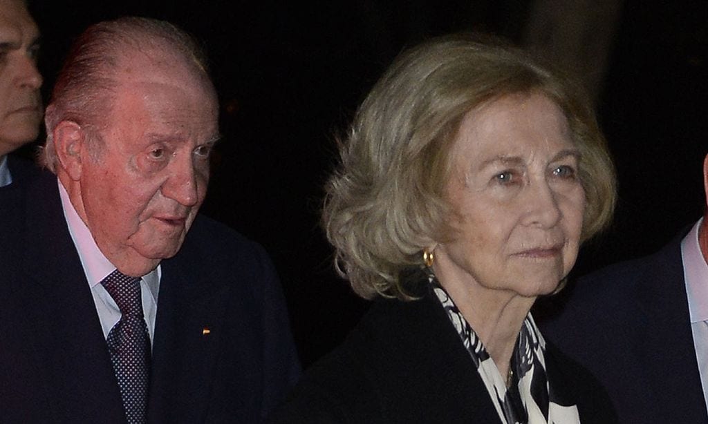 Don Juan Carlos y doña Sofía arropan a la familia de Plácido Arango