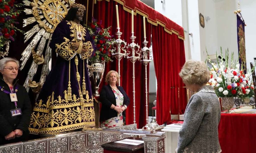 Doña Sofía, ante el Cristo de Medinaceli, pero sin besapiés por el coronavirus