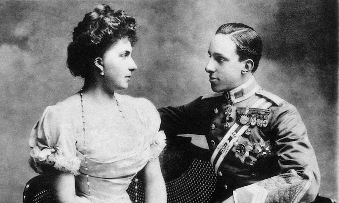Alfonso XIII y la reina Victoria Eugenia