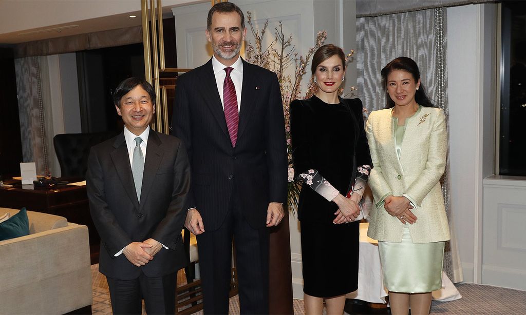 Los Reyes con los emperadores de Japón en una foto inédita