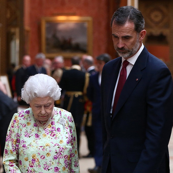 Don Felipe habla por teléfono con la reina Isabel II y con el príncipe de Gales sobre la crisis