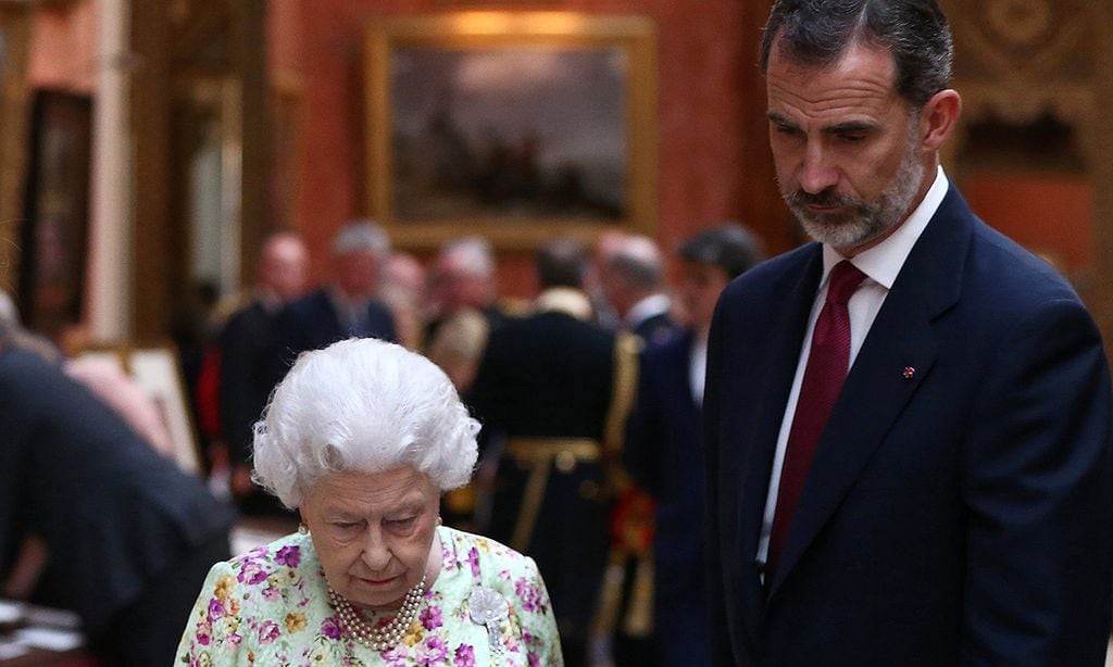 El Rey Habla Por Telefono Isabel Ii Y El Principe De Gales