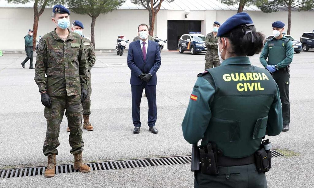 Don Felipe conoce de primera mano el trabajo de su Servicio de Seguridad: guardias civiles y policías nacionales contra la pandemia