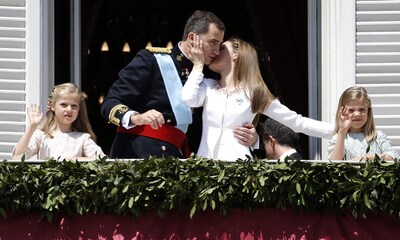De los besos de celebración a las miradas de orgullo: recordamos la proclamación de Felipe VI