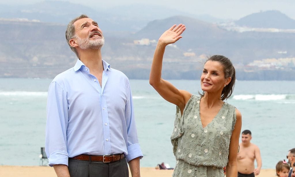 Los Reyes revolucionan Las Palmas de Gran Canaria entre charlas con los bañistas y tapeo