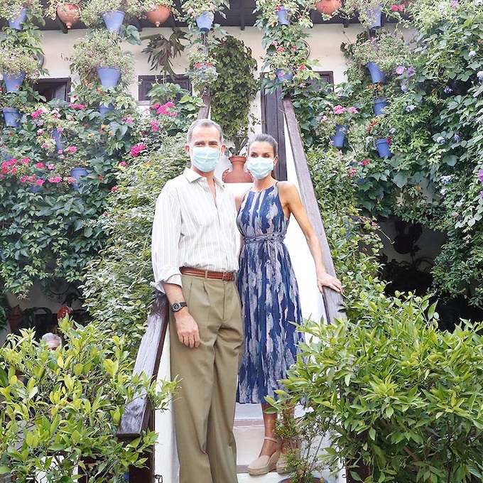 Los Reyes se dan un baño de multitudes ¡y de flores! en su visita a los patios de Córdoba