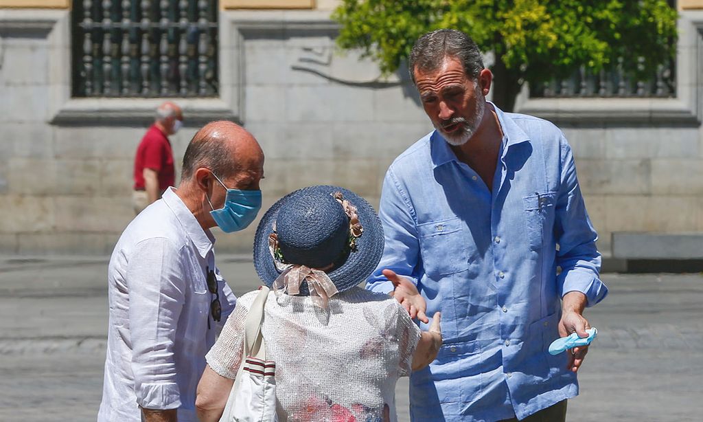 ¿Con la mano? ¡Mejor con el codo! La anécdota del rey Felipe al saludar a una ciudadana