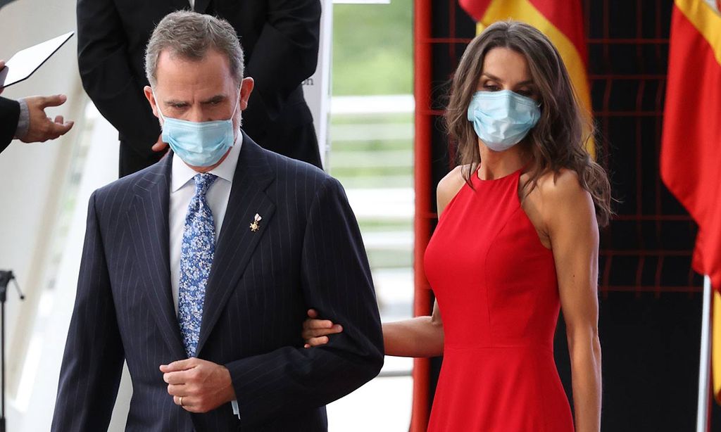 Los Reyes, protagonistas de un almuerzo sorpresa y de un cambio impactante de estilismo en Valencia