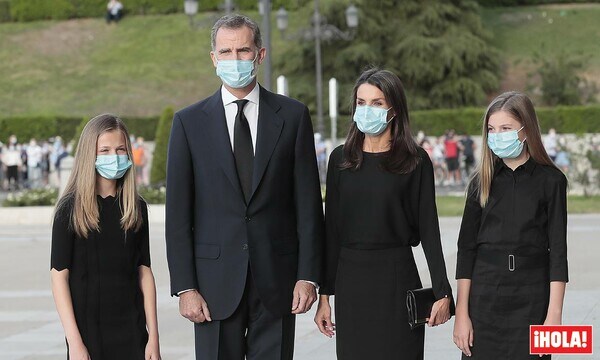 Los Reyes y sus hijas a la llegada al funeral por las víctimas del coronavirus