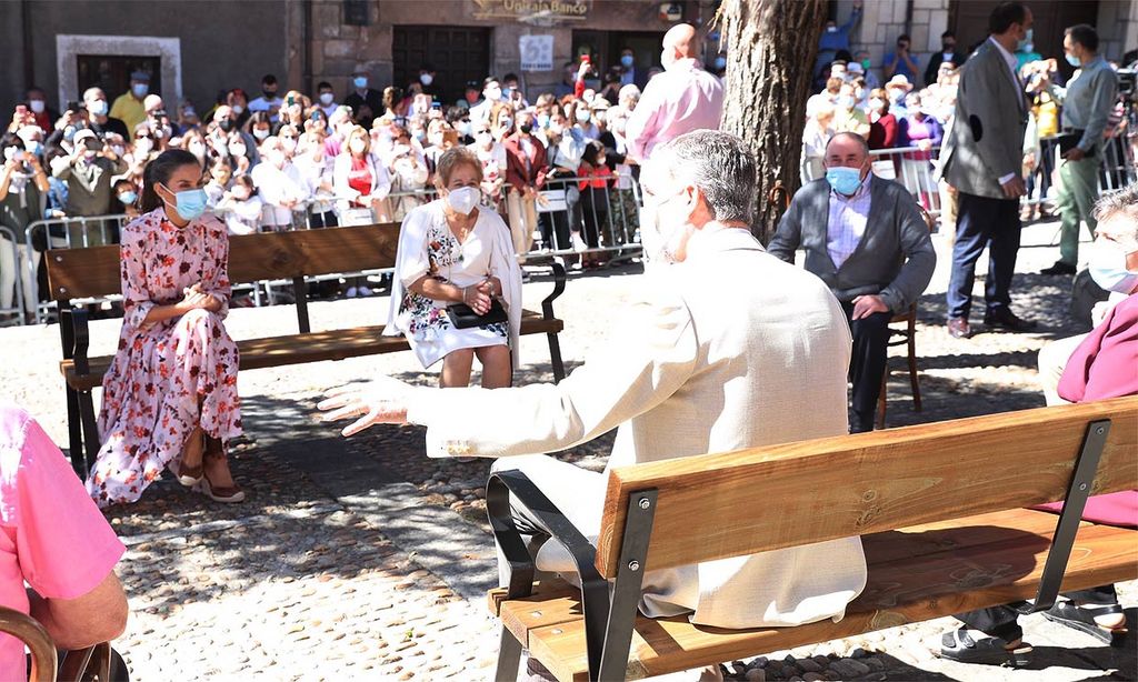 Don Felipe y doña Letizia charlan con vecinos de Vinuesa 