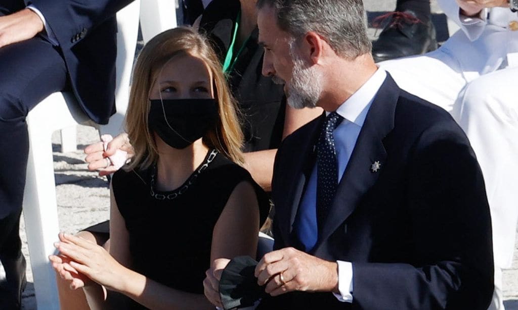 La princesa Leonor le recuerda al rey Felipe que se ponga la mascarilla tras su discurso