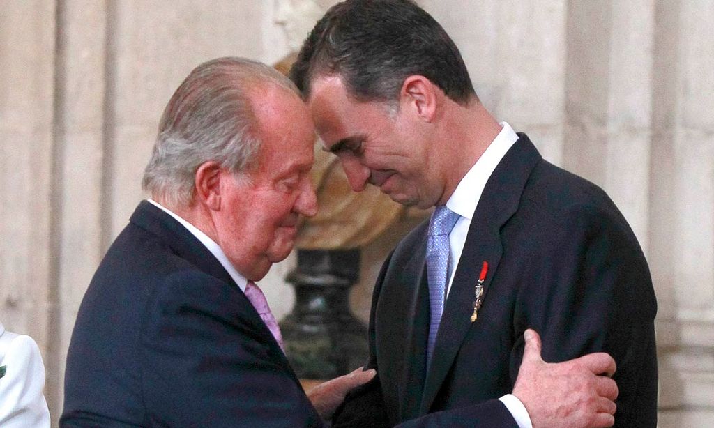 Don Juan Carlos comunica al rey Felipe su decisión de trasladarse fuera de España