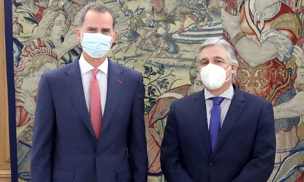 Ambiente distendido en la primera aparición de Felipe VI tras la marcha de su padre