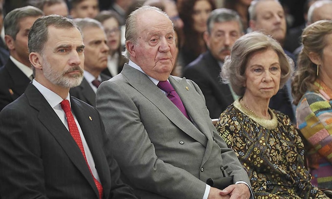 El rey Felipe VI junto a sus padres, el rey Juan Carlos y la reina Sofía