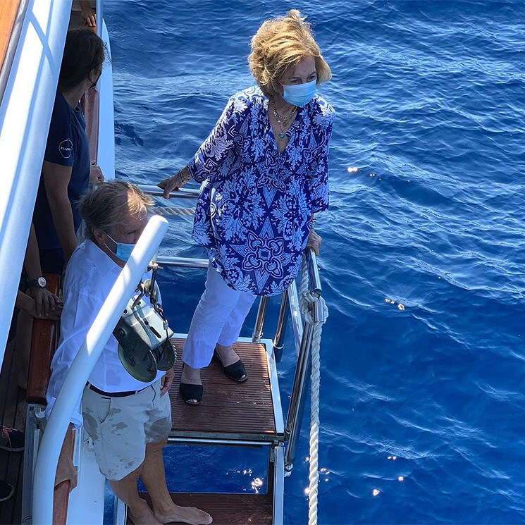 La reina Sofía participa en la liberación de un ejemplar de tortuga en Palma de Mallorca