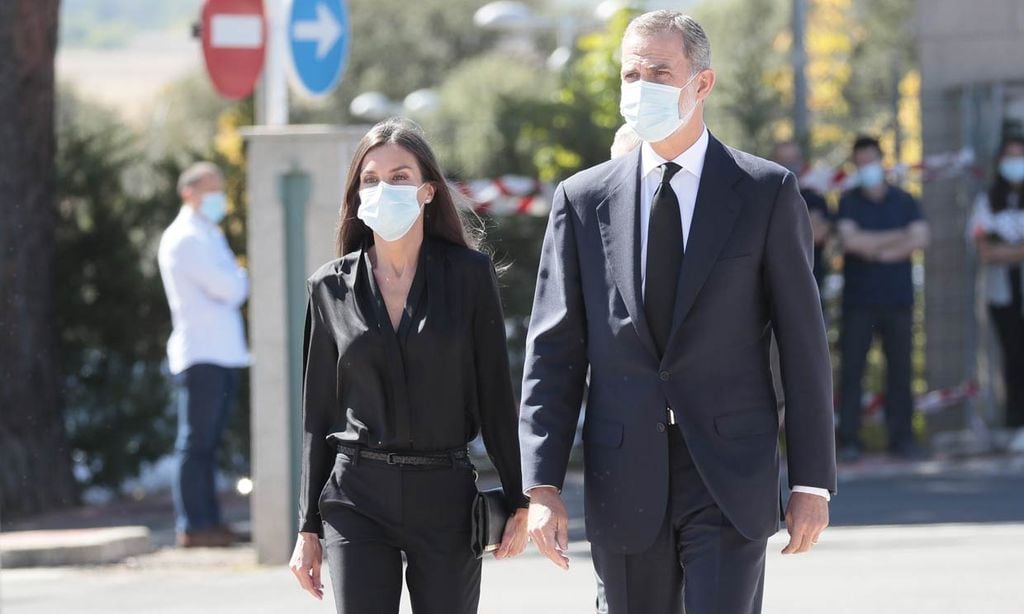 El rey Felipe, acompañado de doña Letizia, despide a su gran amigo Jaime Carvajal Hoyos