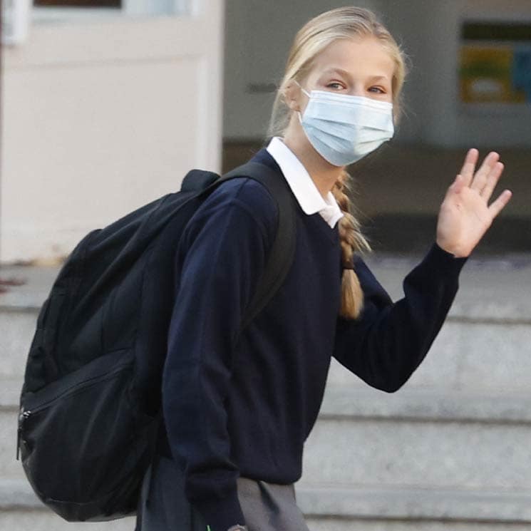 Sin doña Letizia, con toma de temperatura y mascarilla: así ha sido el primer día de curso de Leonor