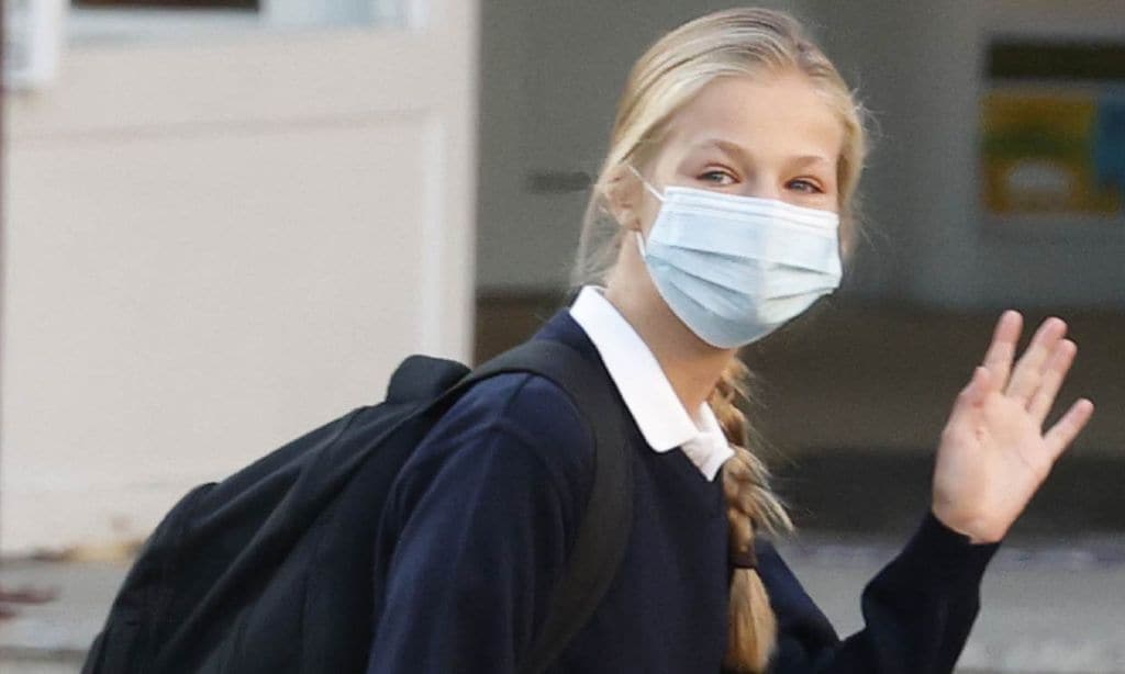 Sin doña Letizia, con toma de temperatura y mascarilla: así ha sido el primer día de curso de Leonor