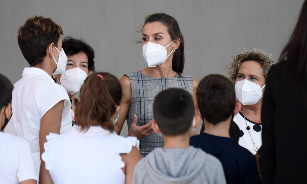 La Reina cambia de mascarilla en el inicio del curso tras el confinamiento de Leonor