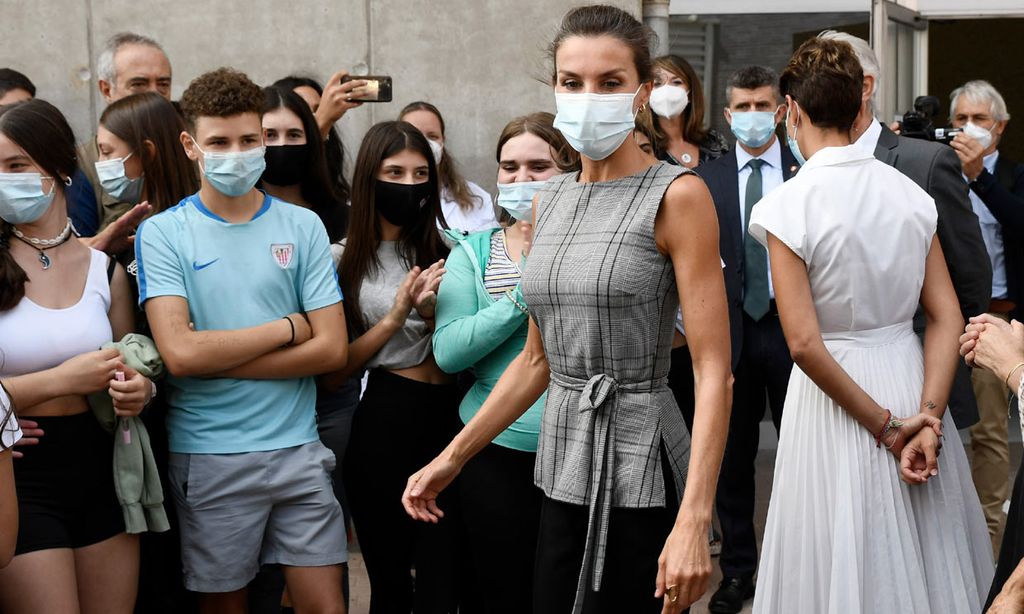 Doña Letizia: dos actos en centros educativos y dos tipos de mascarilla
