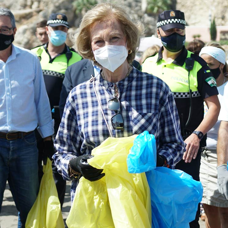 ¡Una reina muy ecologista! Doña Sofía participa en una recogida de residuos en la playa