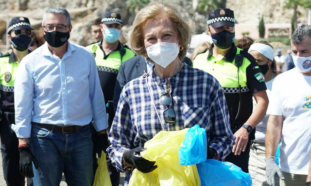 La reina Sofía viaja a Málaga para colaborar en una recogida de residuos