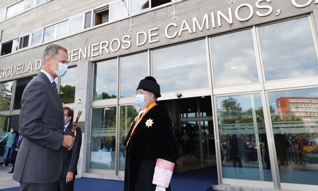 El Rey, entre universitarios mientras Leonor sigue en cuarentena