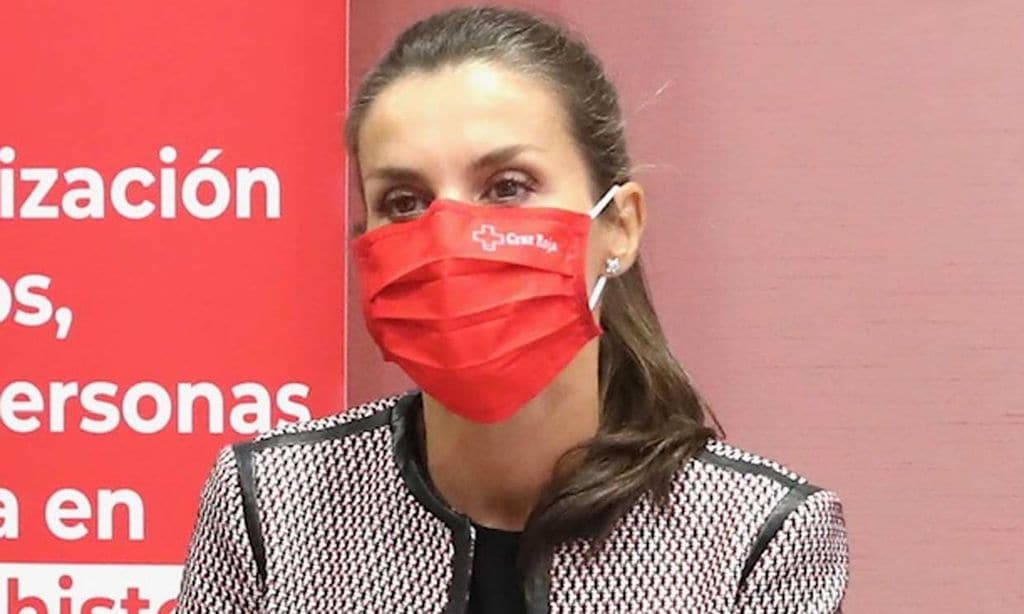 Doña Letizia cambia de mascarilla para unirse al equipo de Cruz Roja