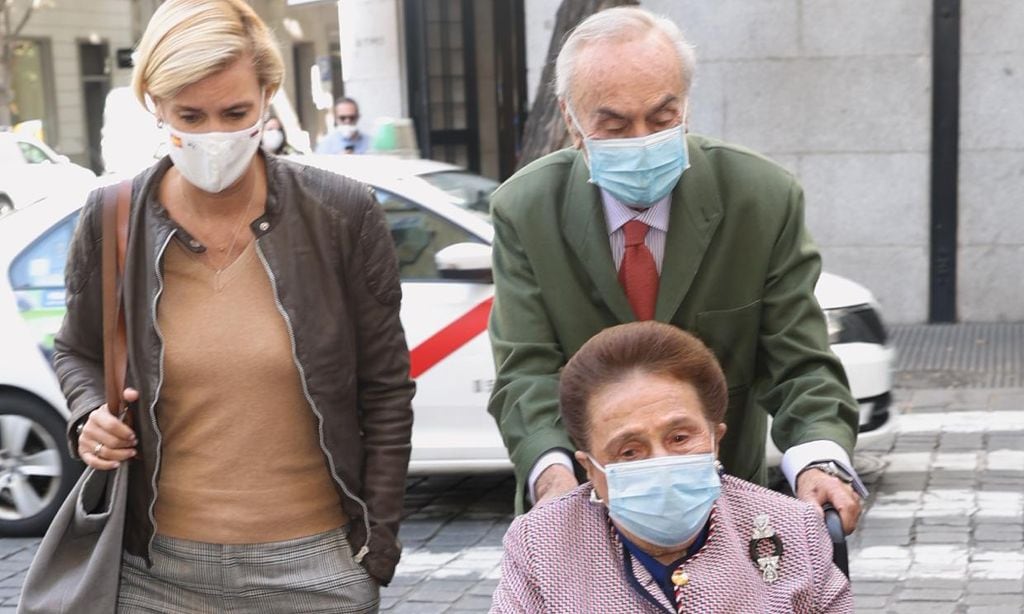 Carlos Zurita celebra su cumpleaños más íntimo, arropado por su mujer y su hija