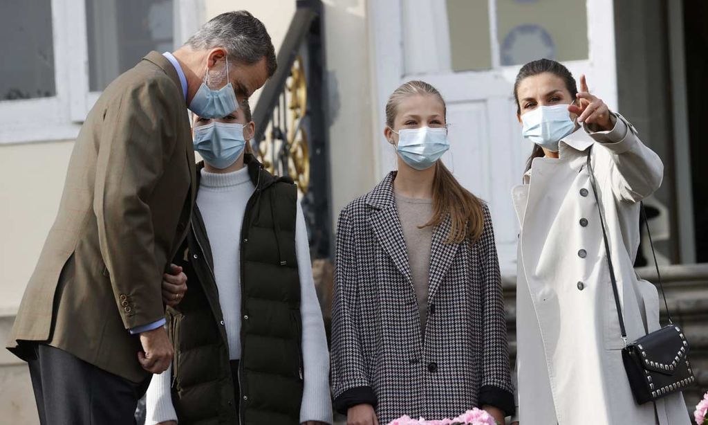 Ni las restricciones ni las mascarillas deslucen la visita de los Reyes y sus hijas al 'Pueblo Ejemplar' de Somao