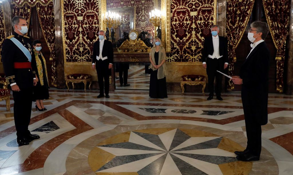 Los nuevos embajadores se encuentran con don Felipe en una ceremonia vigente desde el siglo XVIII