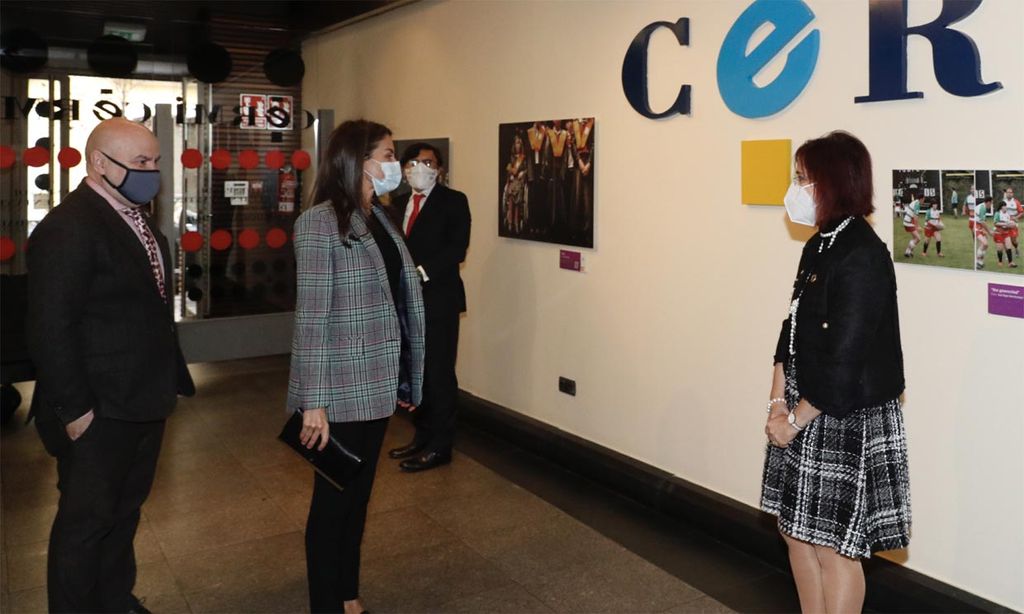 Doña Letizia, con las personas con discapacidad mientras el Rey acude a un acto militar en El Escorial