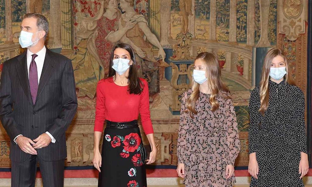 Leonor y Sofía acompañan por sorpresa a sus padres a una reunión de la Fundación Princesa de Girona