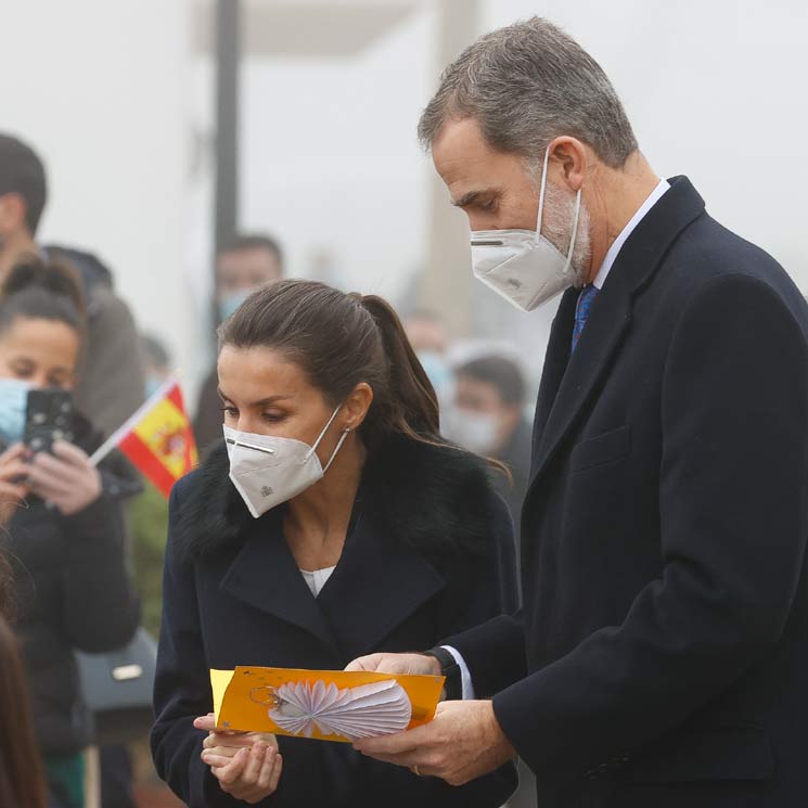 Don Felipe y doña Letizia, recibidos con un cálida bienvenida en un pequeño municipio madrileño
