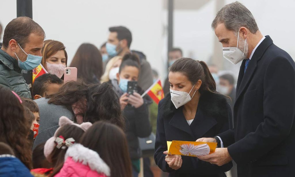 Don Felipe y doña Letizia, recibidos con un cálida bienvenida en un pequeño municipio madrileño