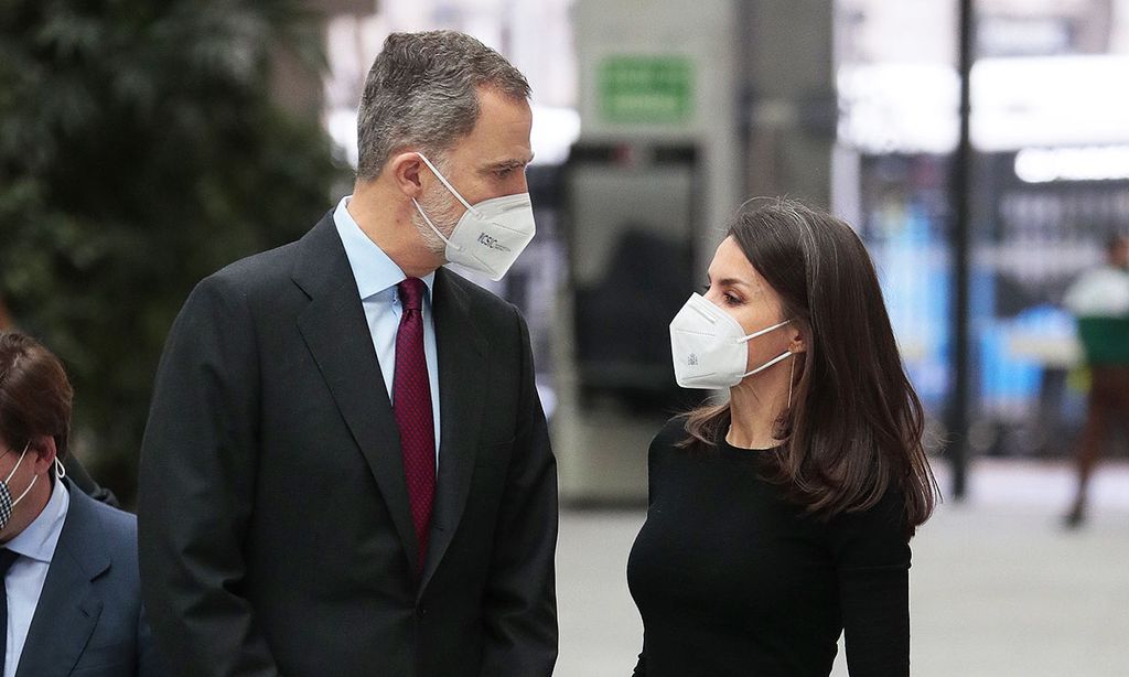 Los simpáticos guiños del rey Felipe a doña Letizia: 'En el periodismo me lleva mucha ventaja'