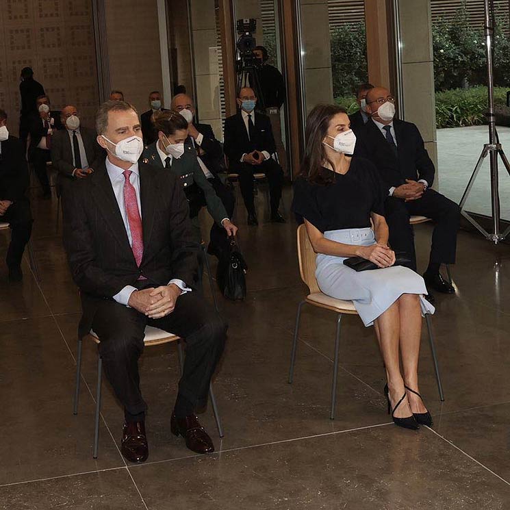 Los Reyes muestran su compromiso por garantizar el futuro de los jóvenes en un acto con estudiantes becados